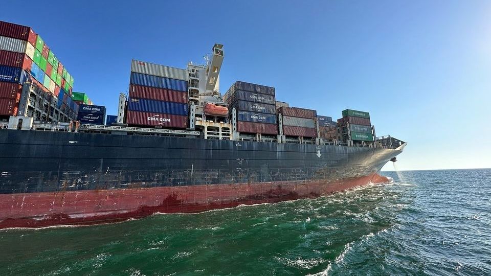 Kontejnerová loď plující z Oděsy zvládla nebezpečný úsek a zamířila k Bosporu